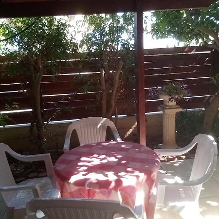 Green Patio Larnaca Bagian luar foto