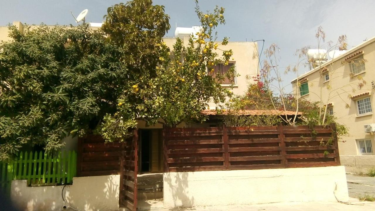 Green Patio Larnaca Bagian luar foto